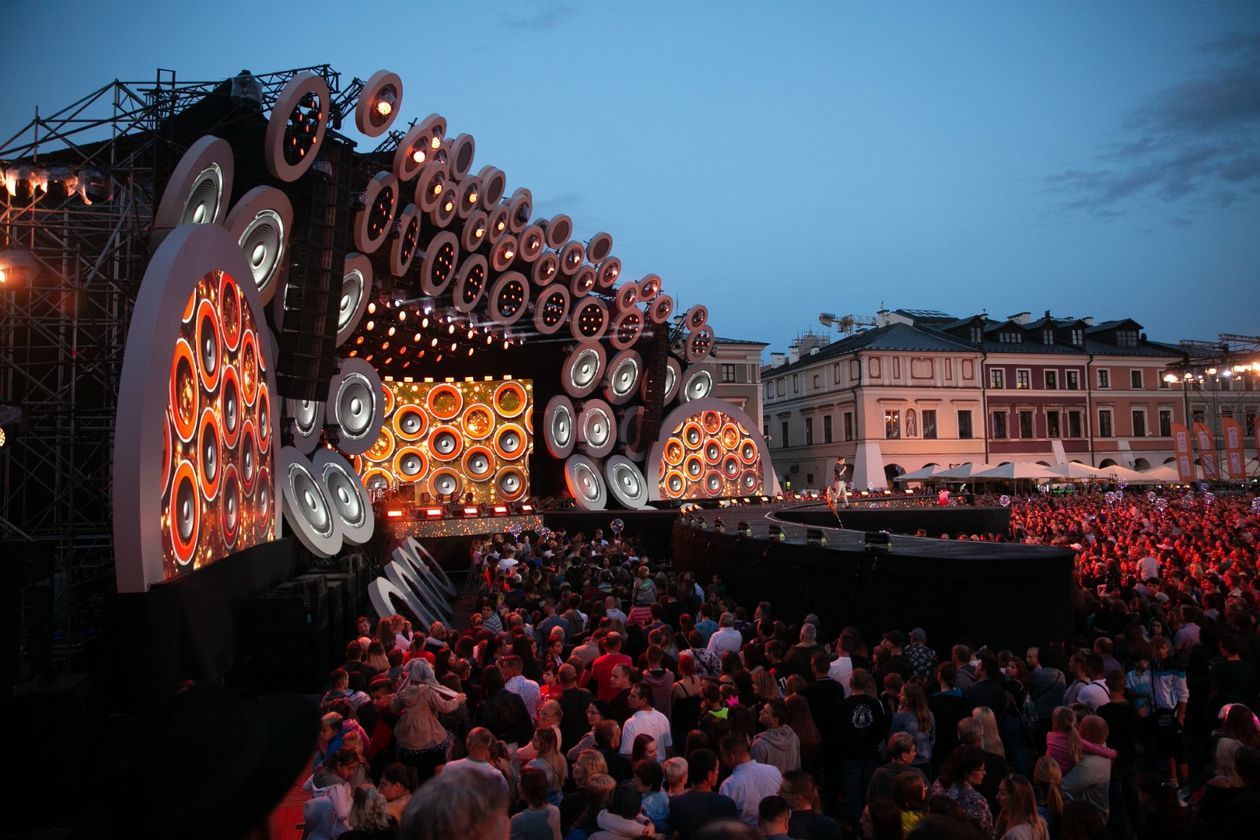  Wakacyjna Trasa Dwójki: Koncert na Rynku Wielkim w Zamościu (zdjęcie 1) - Autor: Kazimierz Chmiel