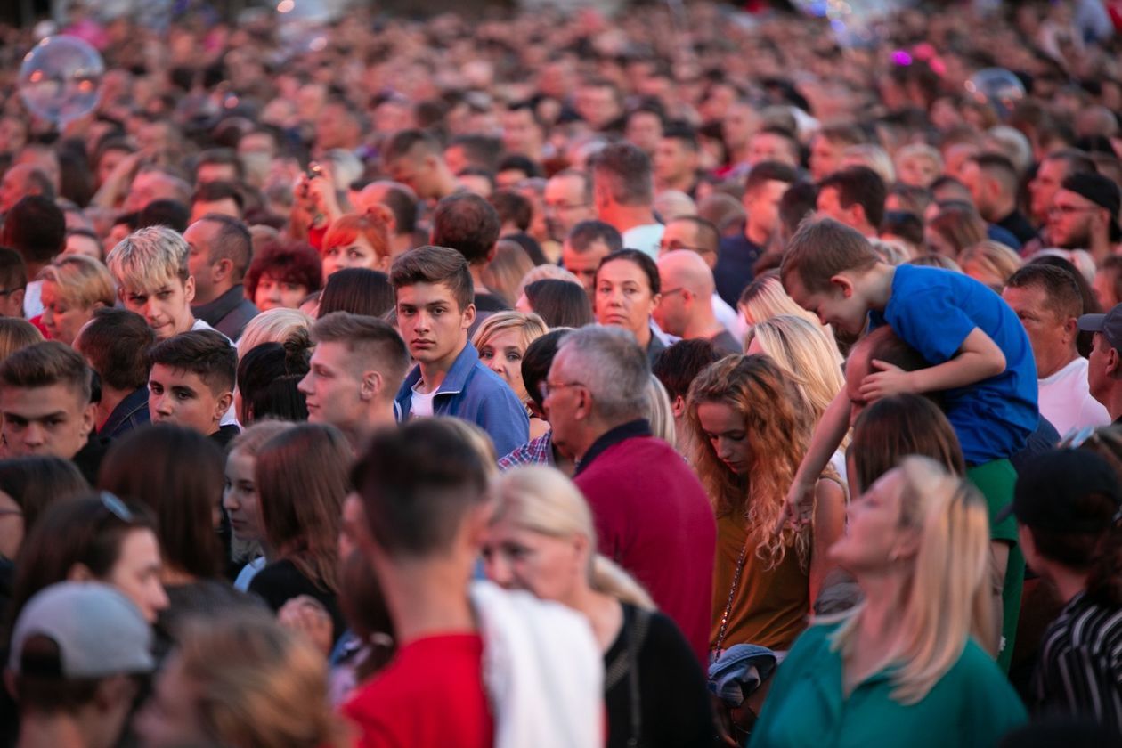  Wakacyjna Trasa Dwójki: Koncert na Rynku Wielkim w Zamościu (zdjęcie 1) - Autor: Kazimierz Chmiel