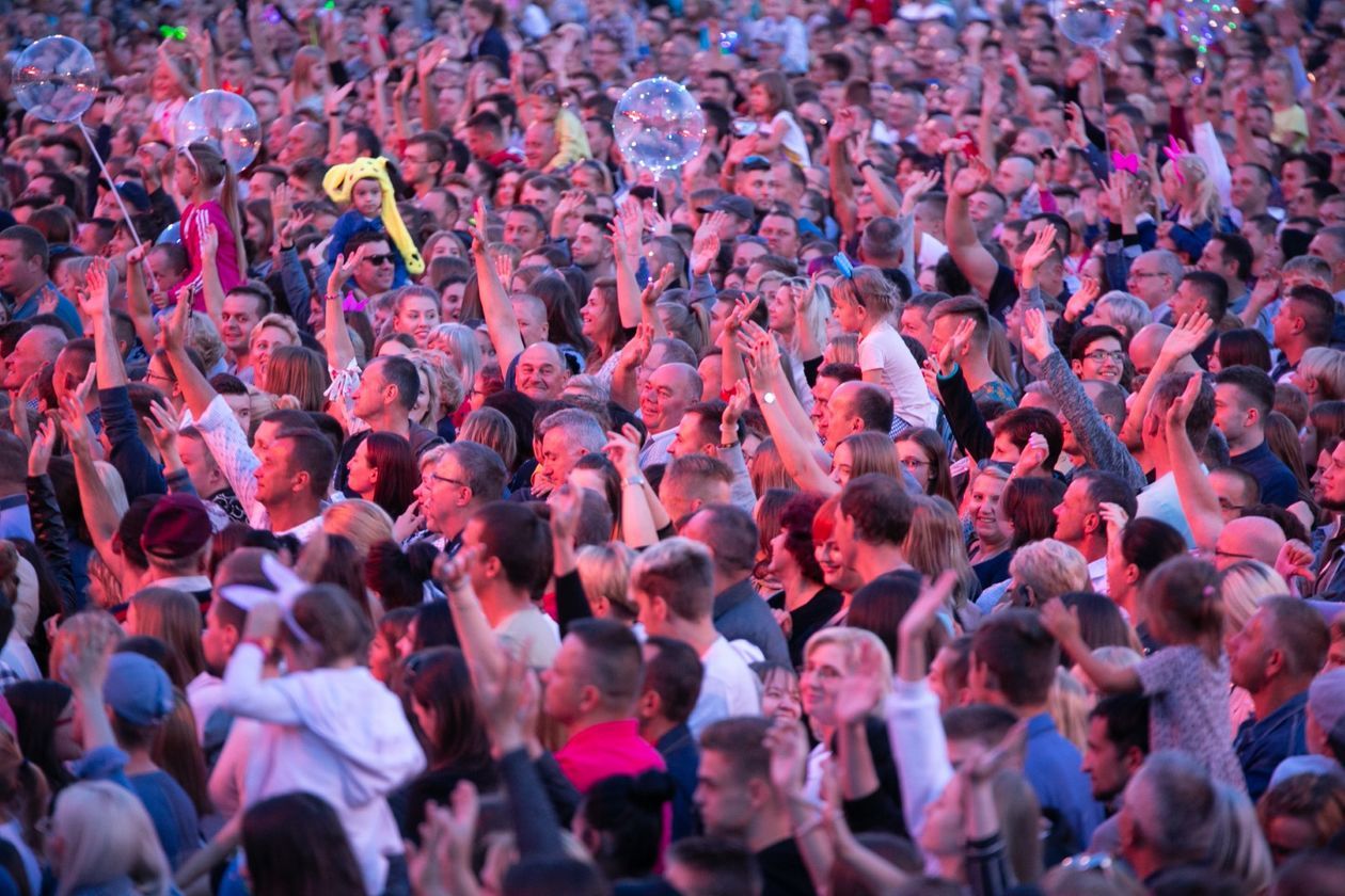  Wakacyjna Trasa Dwójki: Koncert na Rynku Wielkim w Zamościu (zdjęcie 1) - Autor: Kazimierz Chmiel