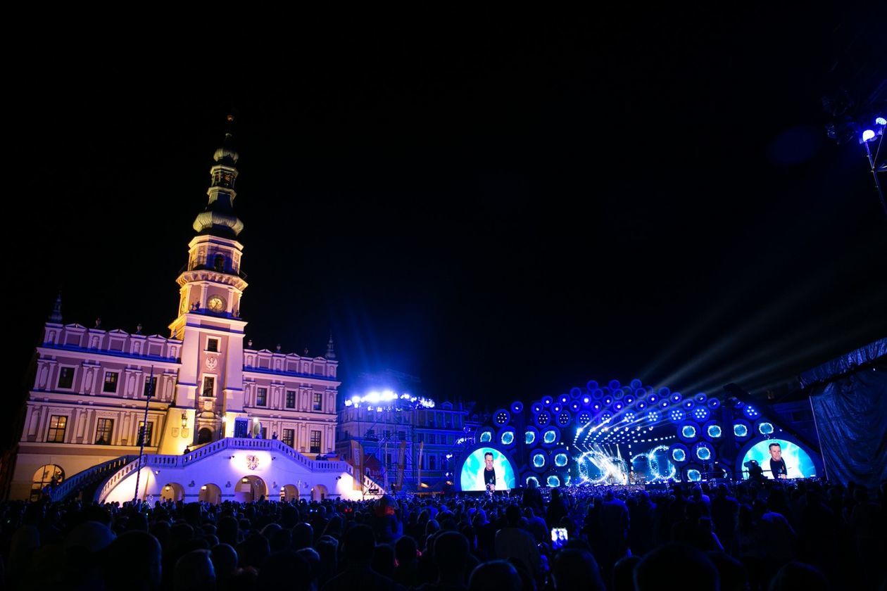  Wakacyjna Trasa Dwójki: Koncert na Rynku Wielkim w Zamościu (zdjęcie 1) - Autor: Kazimierz Chmiel