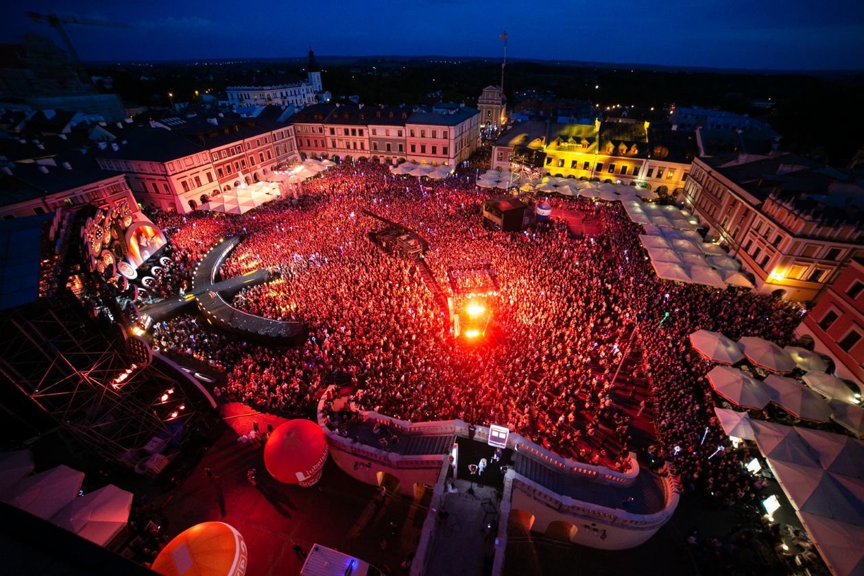  Wakacyjna Trasa Dwójki: Koncert na Rynku Wielkim w Zamościu (zdjęcie 1) - Autor: Kazimierz Chmiel