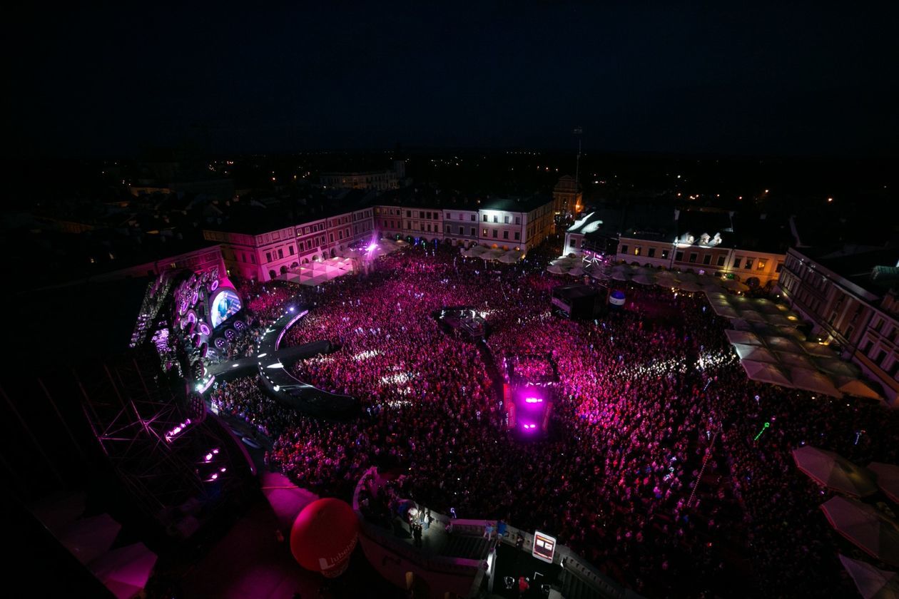  Wakacyjna Trasa Dwójki: Koncert na Rynku Wielkim w Zamościu (zdjęcie 1) - Autor: Kazimierz Chmiel