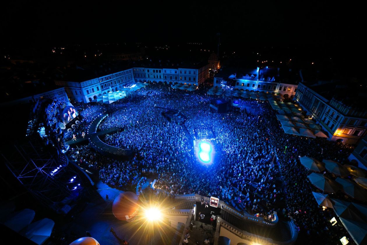  Wakacyjna Trasa Dwójki: Koncert na Rynku Wielkim w Zamościu (zdjęcie 1) - Autor: Kazimierz Chmiel