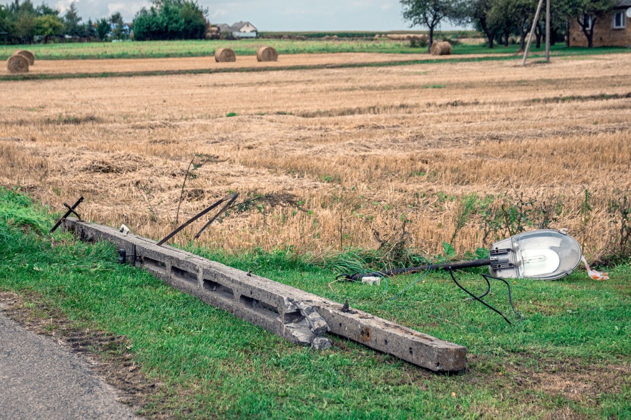  Sprzątanie po burzy w Bonowie i Siostrzytowie (zdjęcie 1) - Autor: Franek Goszczyński