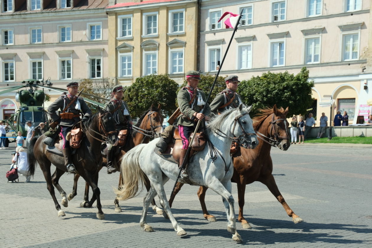  Uroczystości Święta Wojska Polskiego na placu Zamkowym w Lublinie (zdjęcie 1) - Autor: Maciej Kaczanowski