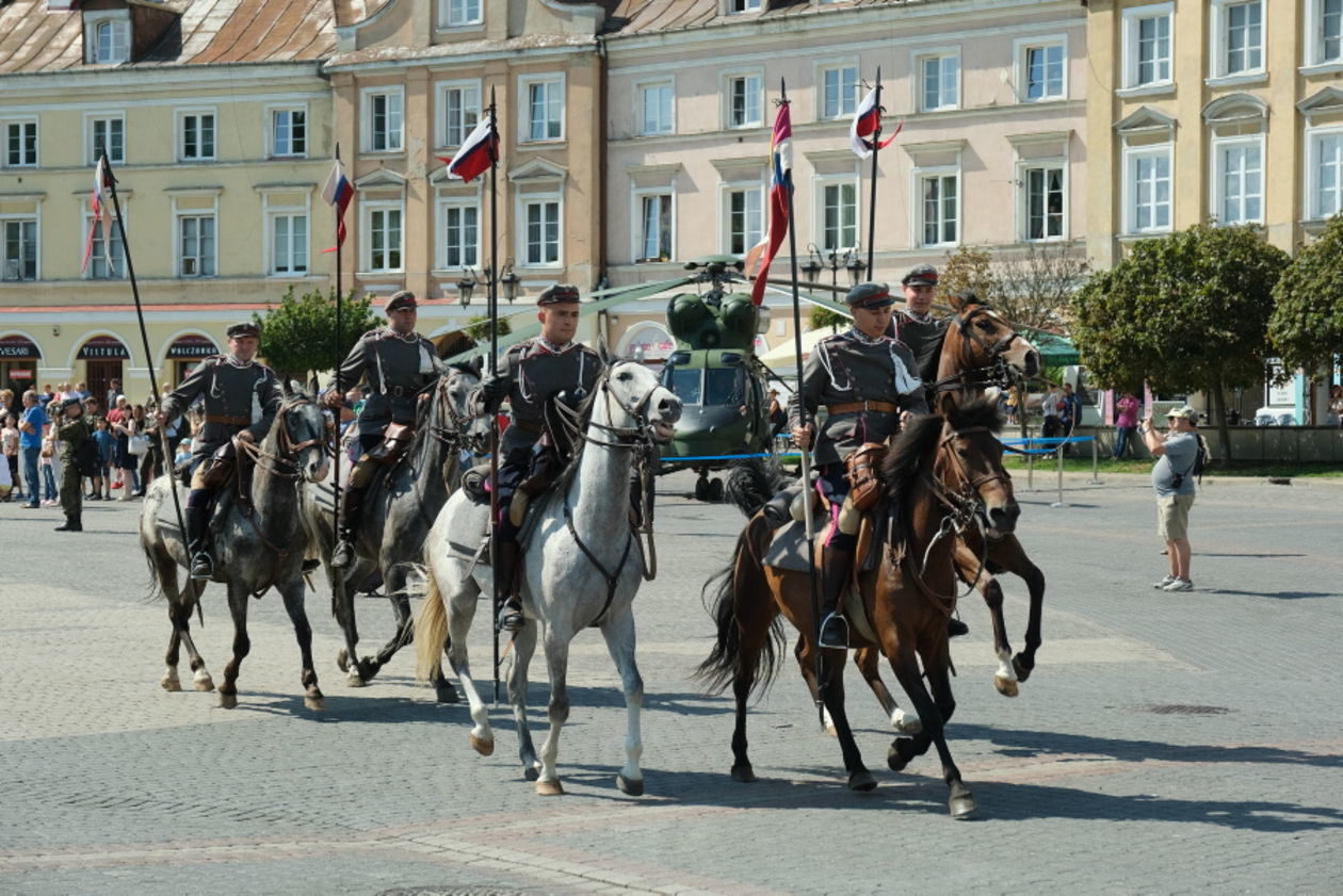  Uroczystości Święta Wojska Polskiego na placu Zamkowym w Lublinie (zdjęcie 1) - Autor: Maciej Kaczanowski