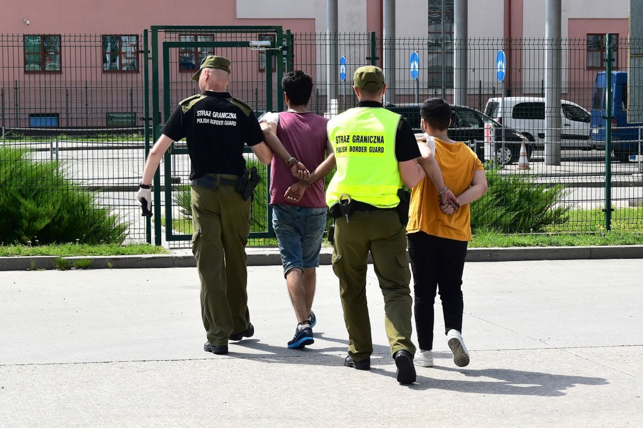  Nielegalni imigranci na przejściu granicznym (zdjęcie 1) - Autor: Nadbużański Oddział Straży Granicznej