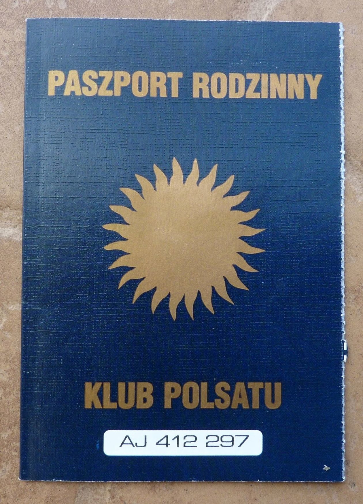  <p>Paszport Polsatu. Chyba każdy miał taki gadżet w domu. Ta niebieska książeczka dawała możliwość wygrania wielu nagr&oacute;d.&nbsp;</p>