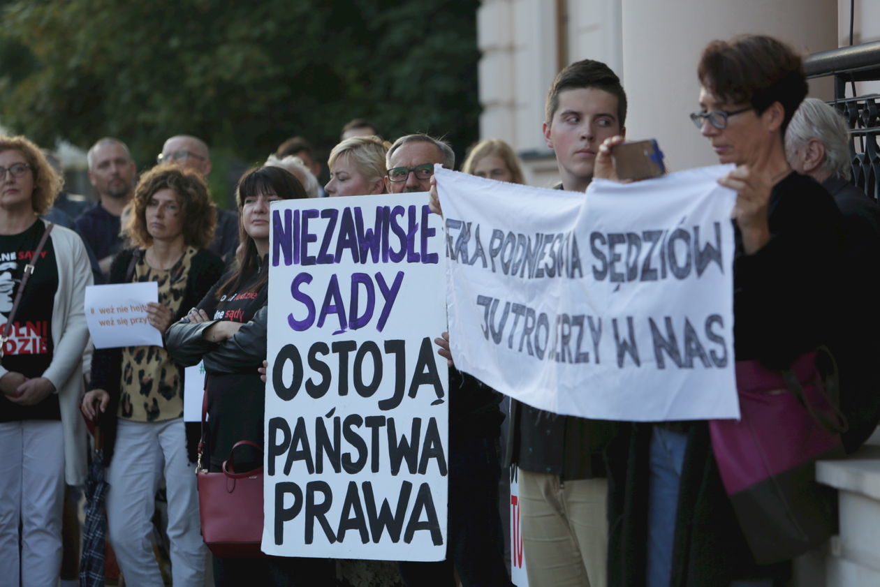  Demonstracja poparcia dla sędziów  (zdjęcie 1) - Autor: Krzysztof Mazur