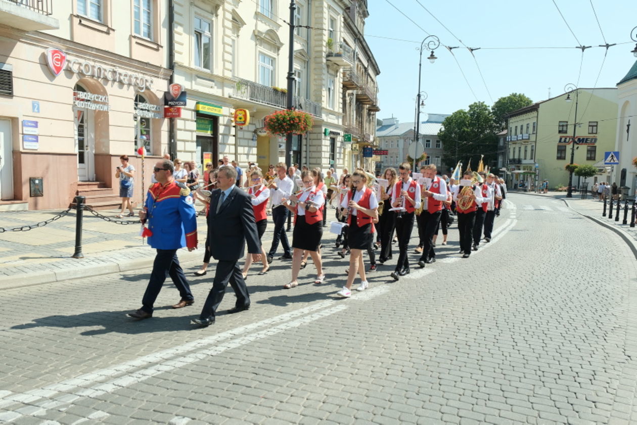  I Wojewódzkie Lubelskie Święto Miodu: przemarsz pszczelarzy z orkiestrą i sztandarami (zdjęcie 1) - Autor: Maciej Kaczanowski