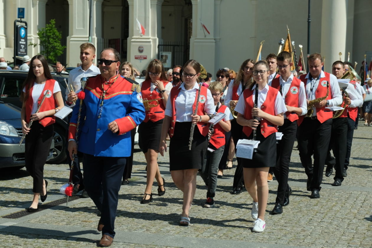  I Wojewódzkie Lubelskie Święto Miodu: przemarsz pszczelarzy z orkiestrą i sztandarami (zdjęcie 1) - Autor: Maciej Kaczanowski