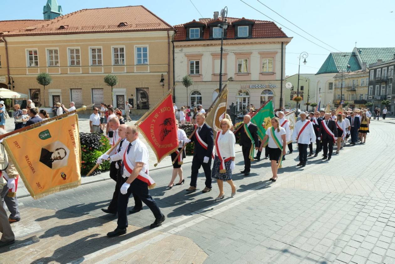 I Wojewódzkie Lubelskie Święto Miodu: przemarsz pszczelarzy z orkiestrą i sztandarami - Autor: Maciej Kaczanowski