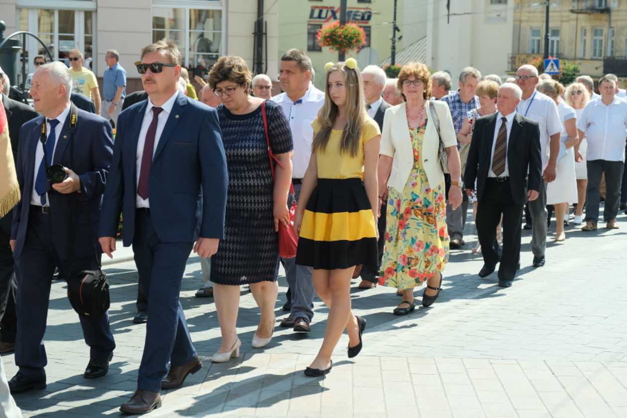  I Wojewódzkie Lubelskie Święto Miodu: przemarsz pszczelarzy z orkiestrą i sztandarami (zdjęcie 1) - Autor: Maciej Kaczanowski