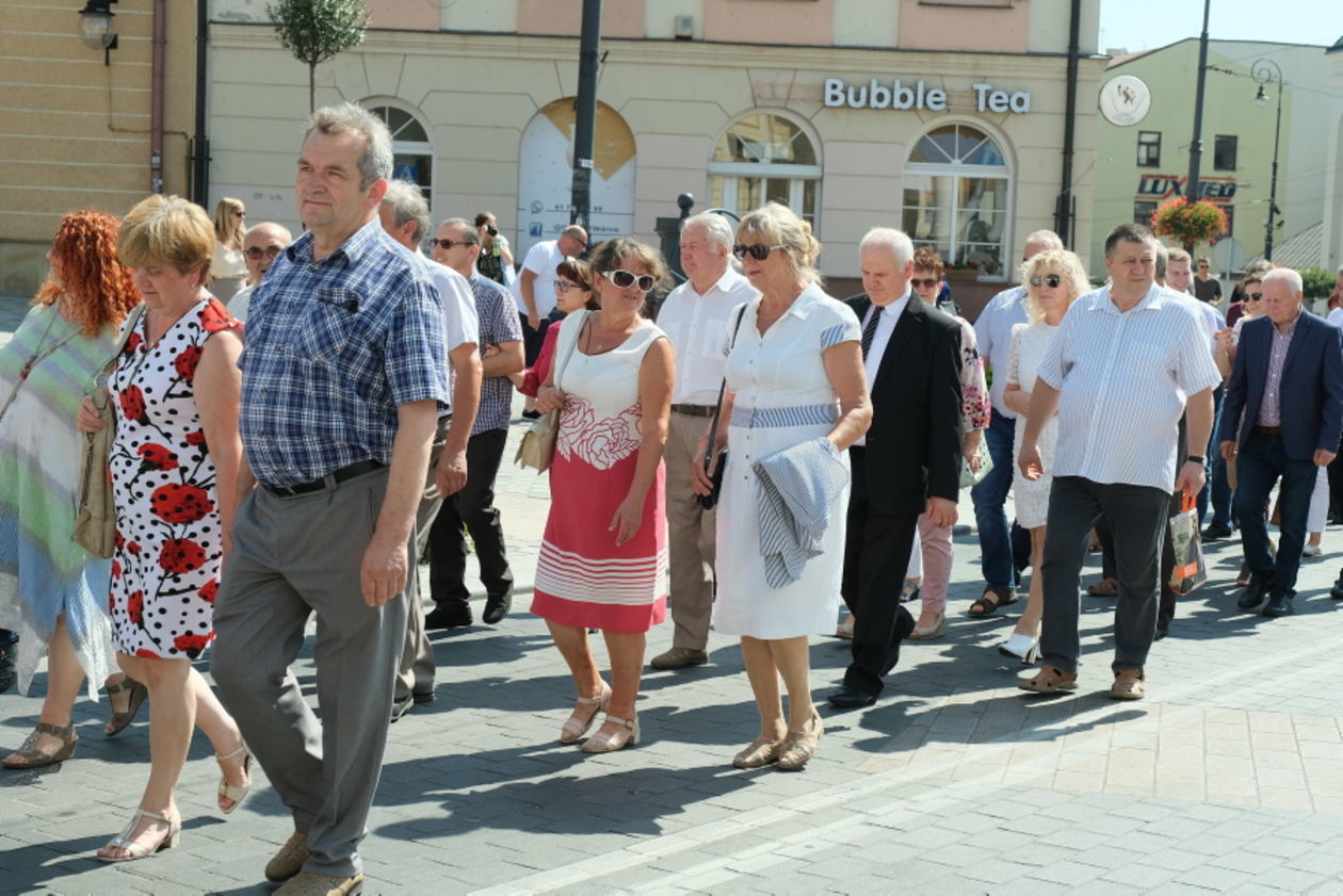  I Wojewódzkie Lubelskie Święto Miodu: przemarsz pszczelarzy z orkiestrą i sztandarami (zdjęcie 1) - Autor: Maciej Kaczanowski