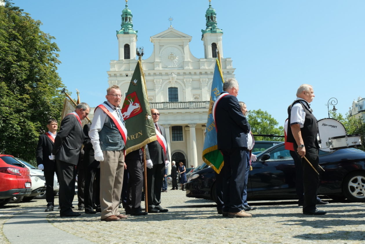  I Wojewódzkie Lubelskie Święto Miodu: przemarsz pszczelarzy z orkiestrą i sztandarami (zdjęcie 1) - Autor: Maciej Kaczanowski