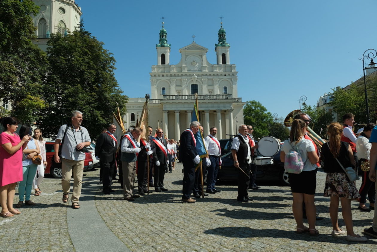  I Wojewódzkie Lubelskie Święto Miodu: przemarsz pszczelarzy z orkiestrą i sztandarami (zdjęcie 1) - Autor: Maciej Kaczanowski