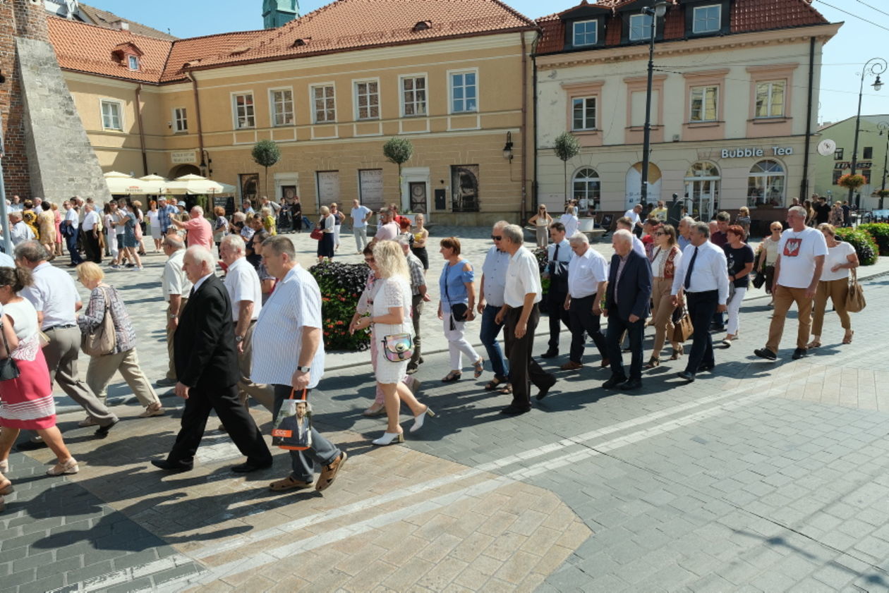  I Wojewódzkie Lubelskie Święto Miodu: przemarsz pszczelarzy z orkiestrą i sztandarami (zdjęcie 1) - Autor: Maciej Kaczanowski