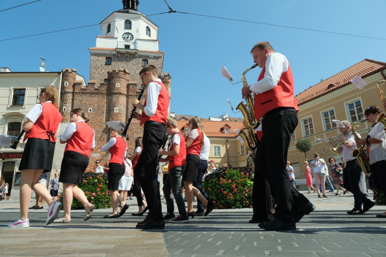  I Wojewódzkie Lubelskie Święto Miodu: przemarsz pszczelarzy z orkiestrą i sztandarami (zdjęcie 1) - Autor: Maciej Kaczanowski