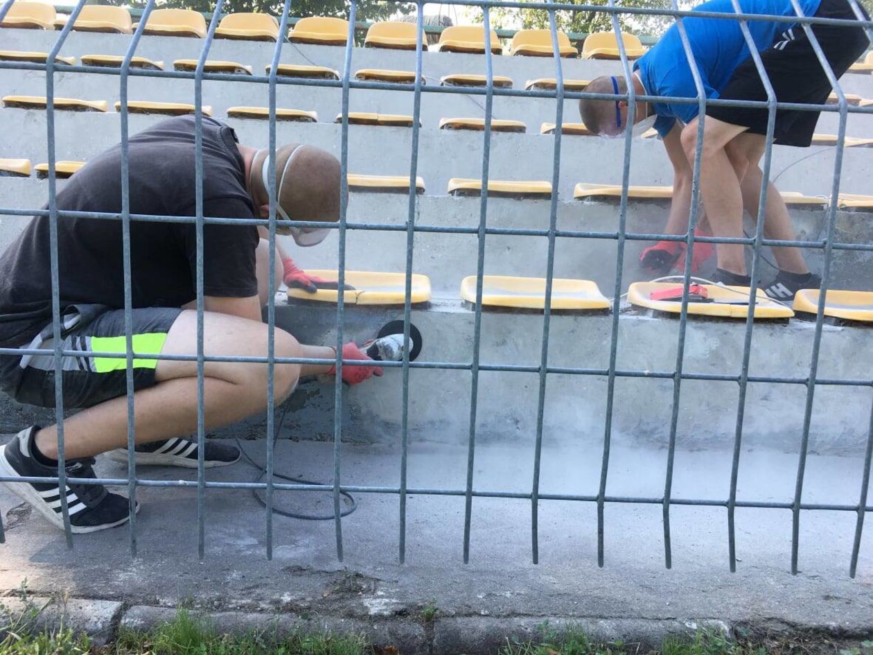  Kibice reperują trybuny stadionu (zdjęcie 1) - Autor: Orlęta Spomlek Radzyń Podlaski