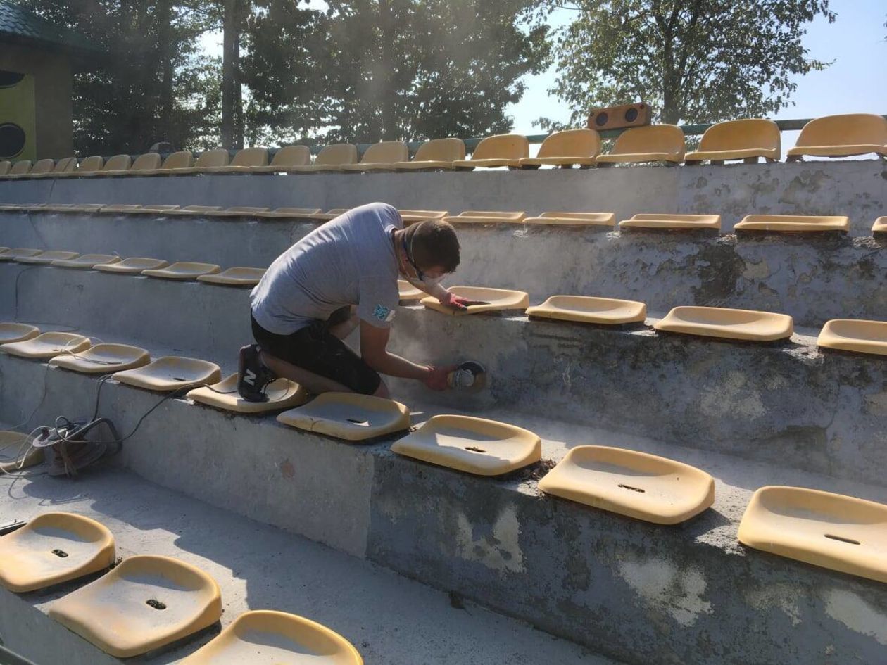  Kibice reperują trybuny stadionu (zdjęcie 1) - Autor: Orlęta Spomlek Radzyń Podlaski