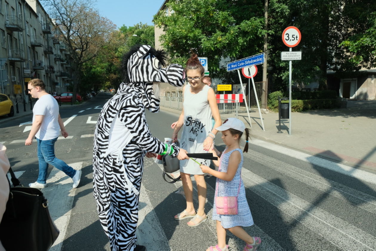  Bezpieczna droga do szkoły: happening na przejściu dla pieszych (zdjęcie 1) - Autor: Maciej Kaczanowski