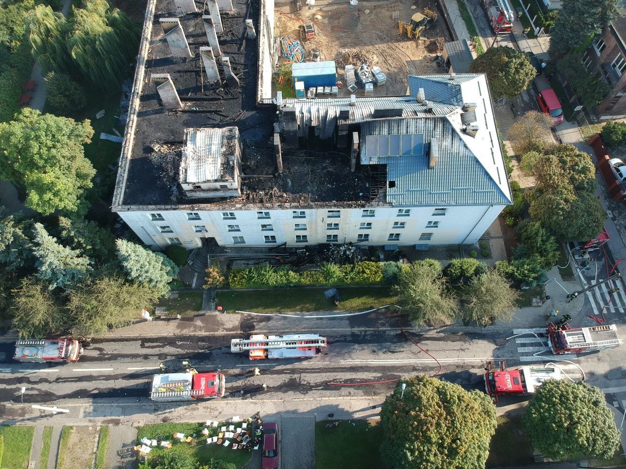   Skutki pożaru DPS przy ul. Głowackiego (zdjęcie 1) - Autor: Maciej Kaczanowski