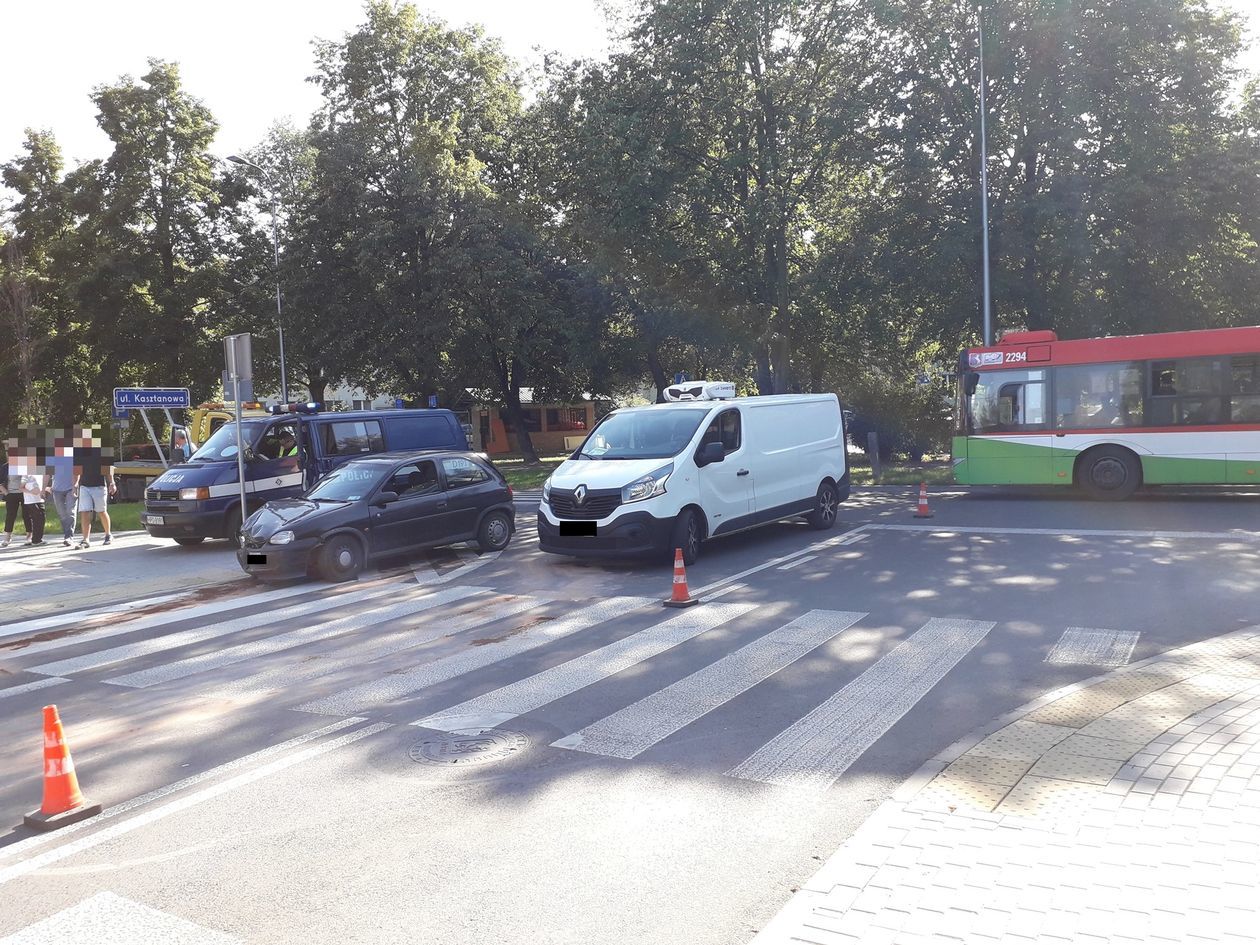  Wypadek na skrzyżowaniu ul. Kasztanowej i Niepodległości (zdjęcie 1) - Autor: Grzegorz Zubala