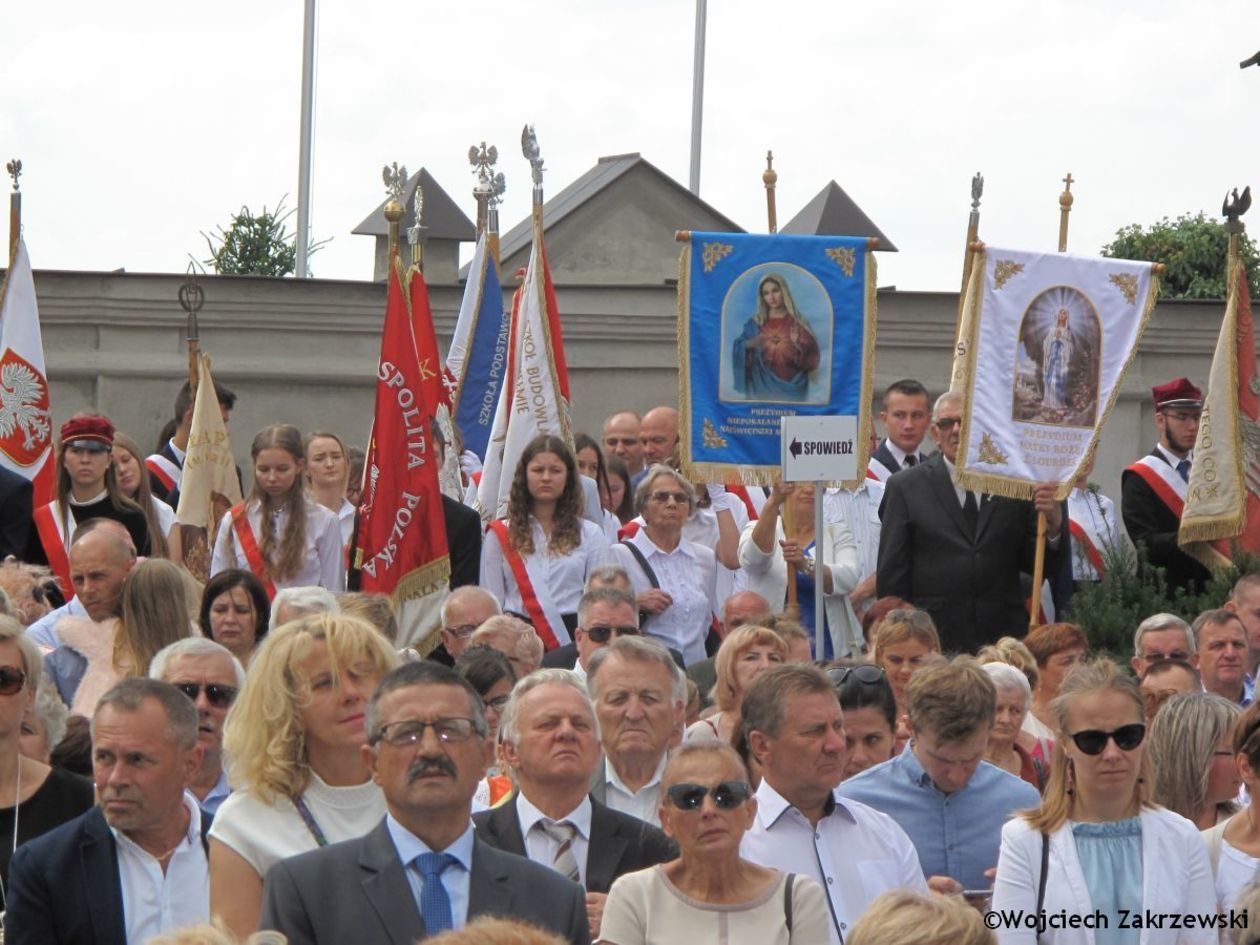  Chełm: Kardynał Dziwisz w bazylice na Górze Chełmskiej (zdjęcie 1) - Autor: Wojciech Zakrzewski