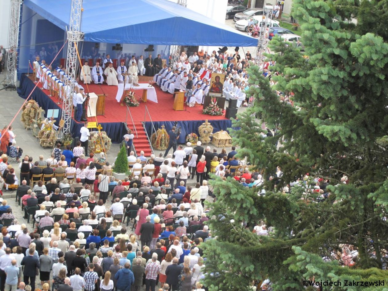  Chełm: Kardynał Dziwisz w bazylice na Górze Chełmskiej (zdjęcie 1) - Autor: Wojciech Zakrzewski