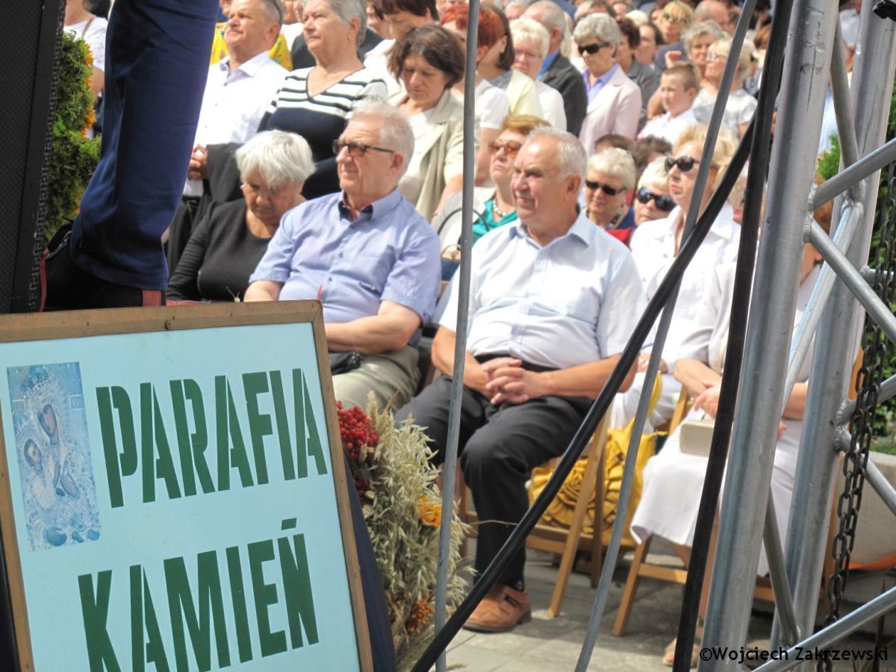  Chełm: Kardynał Dziwisz w bazylice na Górze Chełmskiej (zdjęcie 1) - Autor: Wojciech Zakrzewski