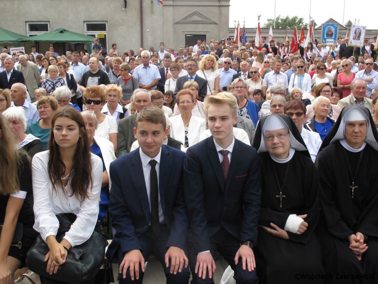  Chełm: Kardynał Dziwisz w bazylice na Górze Chełmskiej (zdjęcie 1) - Autor: Wojciech Zakrzewski