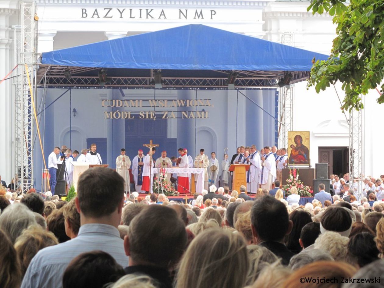  Chełm: Kardynał Dziwisz w bazylice na Górze Chełmskiej (zdjęcie 1) - Autor: Wojciech Zakrzewski