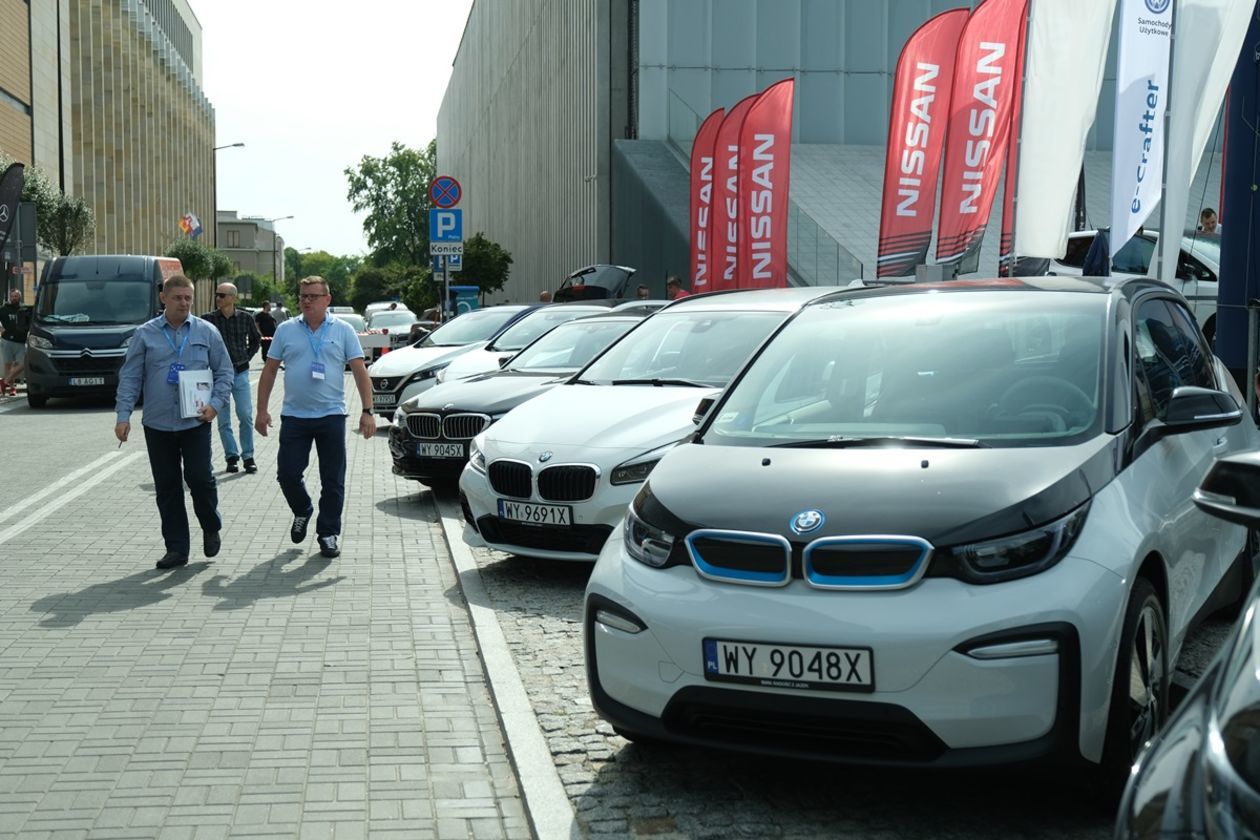  Kongres Nowej Mobilności w Lublinie. Samochody elektryczne przed LCK (zdjęcie 1) - Autor: Maciej Kaczanowski
