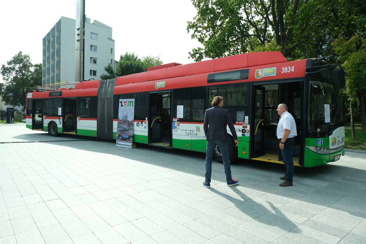  Kongres Nowej Mobilności w Lublinie. Samochody elektryczne przed LCK (zdjęcie 1) - Autor: Maciej Kaczanowski