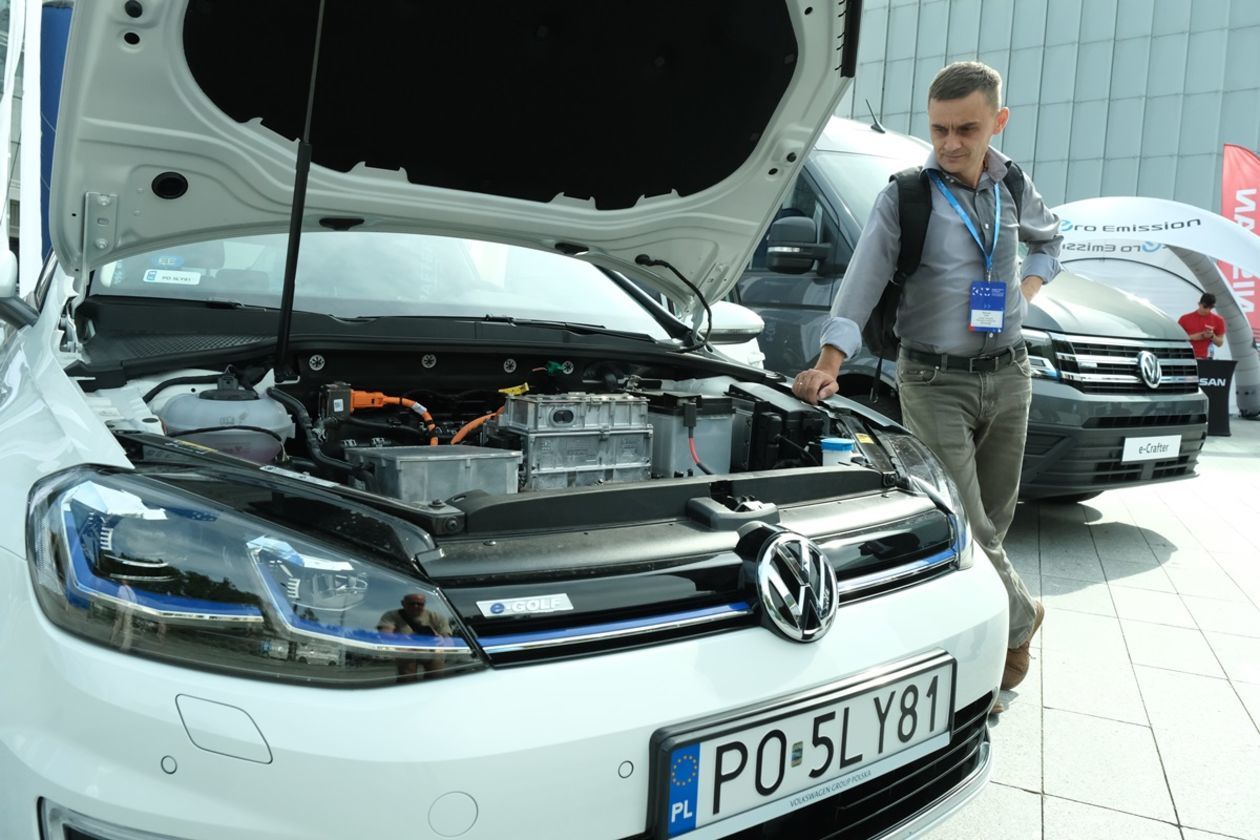  Kongres Nowej Mobilności w Lublinie. Samochody elektryczne przed LCK (zdjęcie 1) - Autor: Maciej Kaczanowski