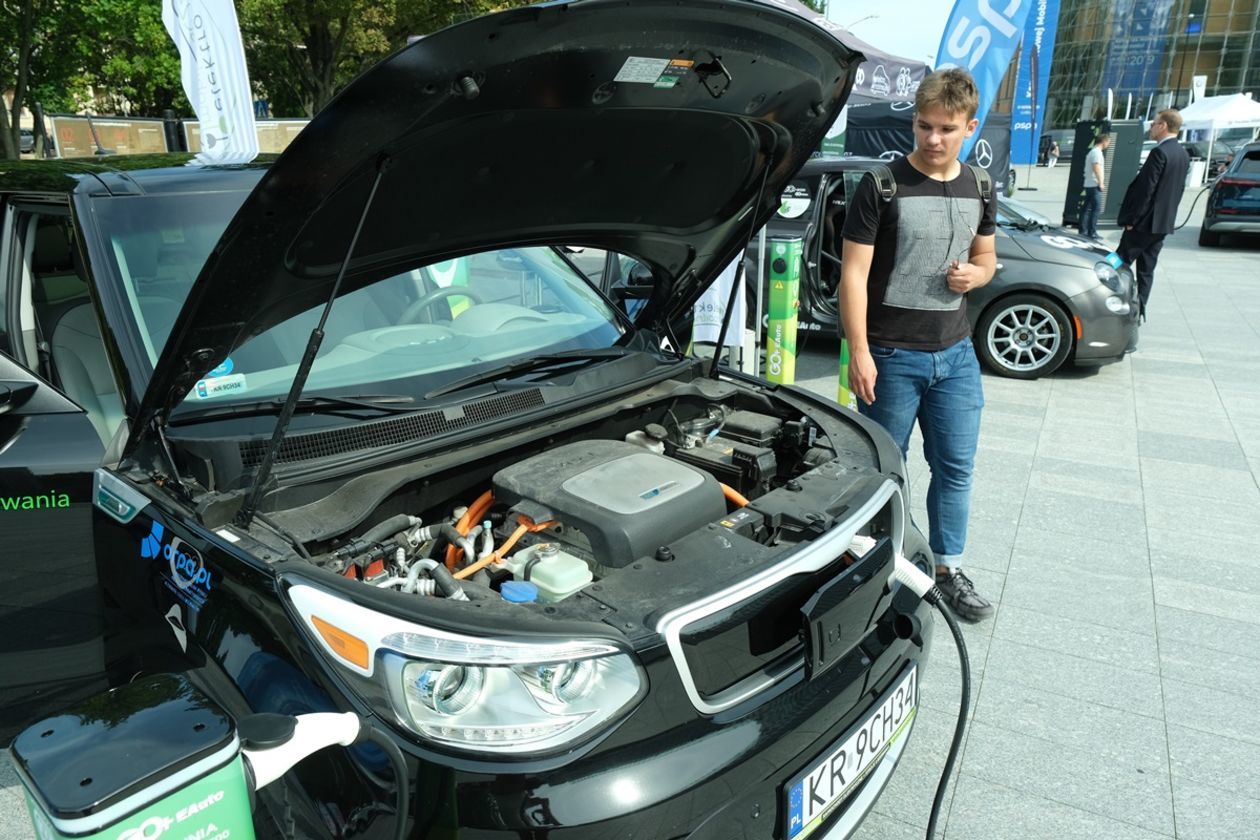  Kongres Nowej Mobilności w Lublinie. Samochody elektryczne przed LCK (zdjęcie 1) - Autor: Maciej Kaczanowski