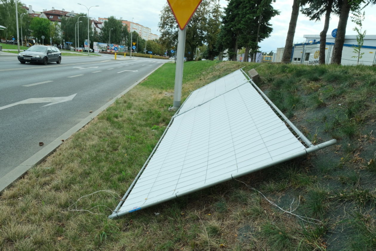  Poprzewracane plakaty wyborcze w Lublinie (zdjęcie 1) - Autor: Maciej Kaczanowski