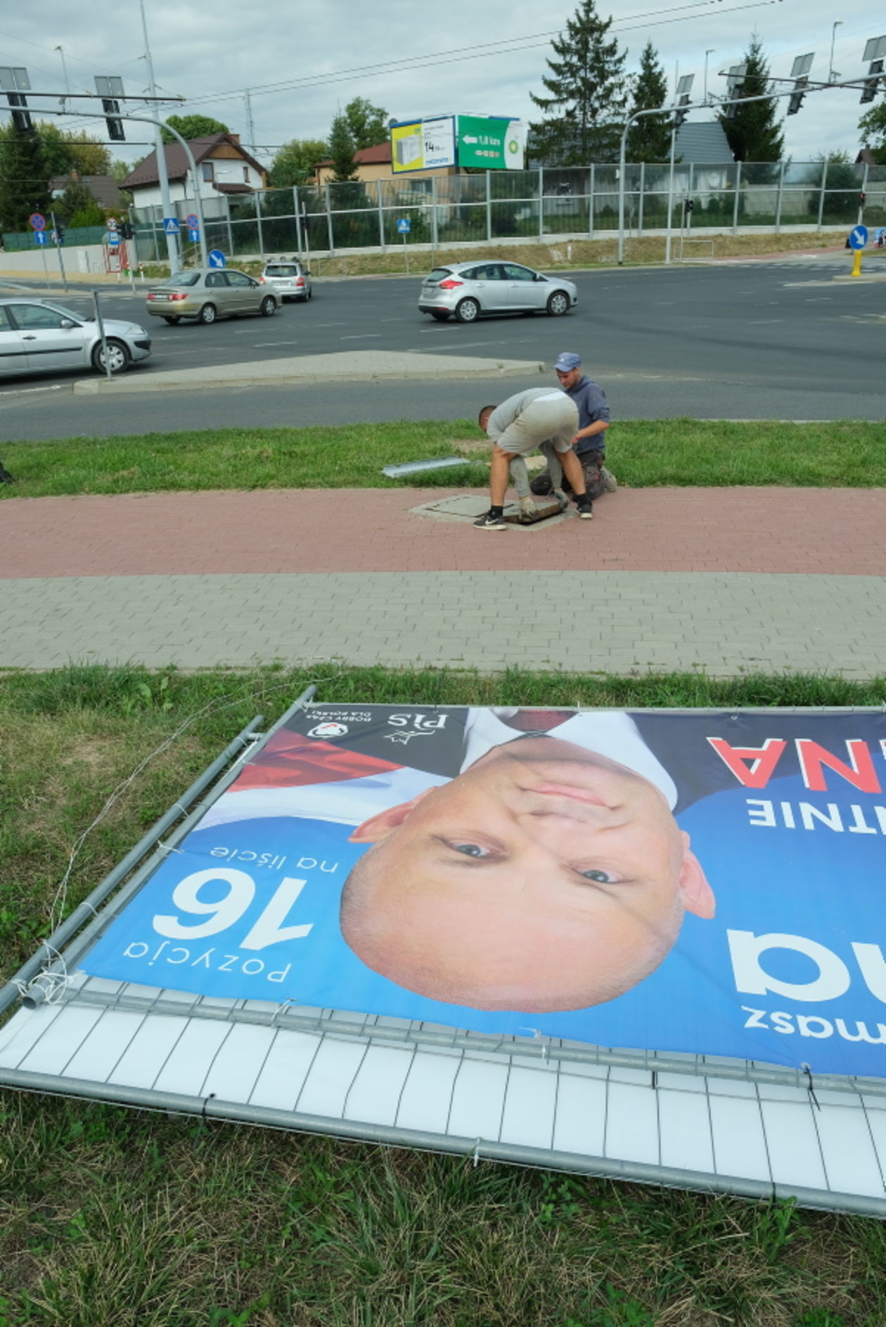  Poprzewracane plakaty wyborcze w Lublinie (zdjęcie 1) - Autor: Maciej Kaczanowski