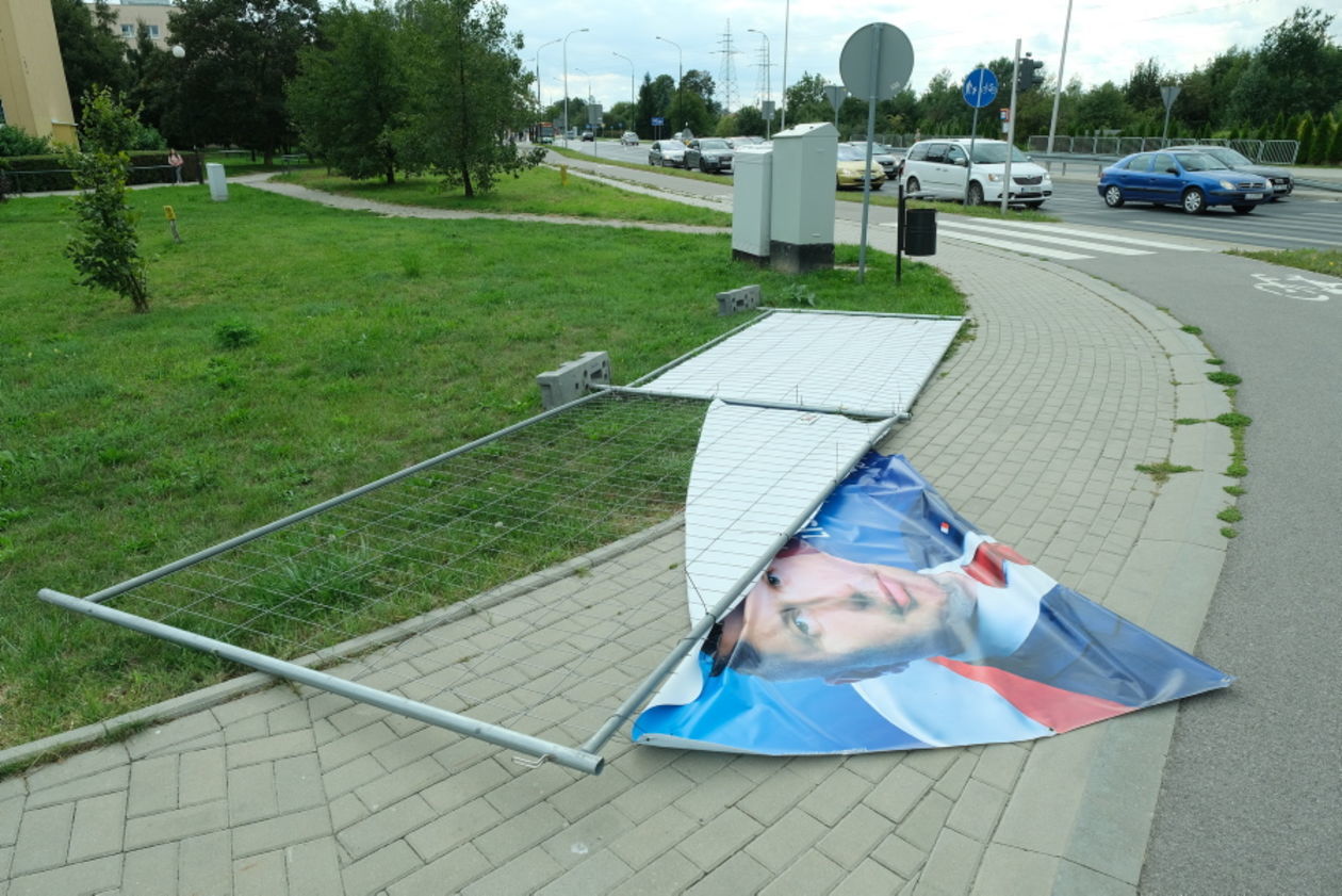  Poprzewracane plakaty wyborcze w Lublinie (zdjęcie 1) - Autor: Maciej Kaczanowski