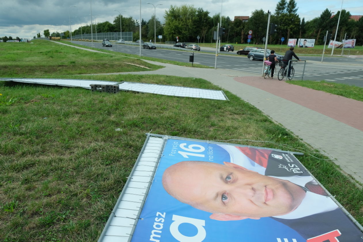  Poprzewracane plakaty wyborcze w Lublinie (zdjęcie 1) - Autor: Maciej Kaczanowski