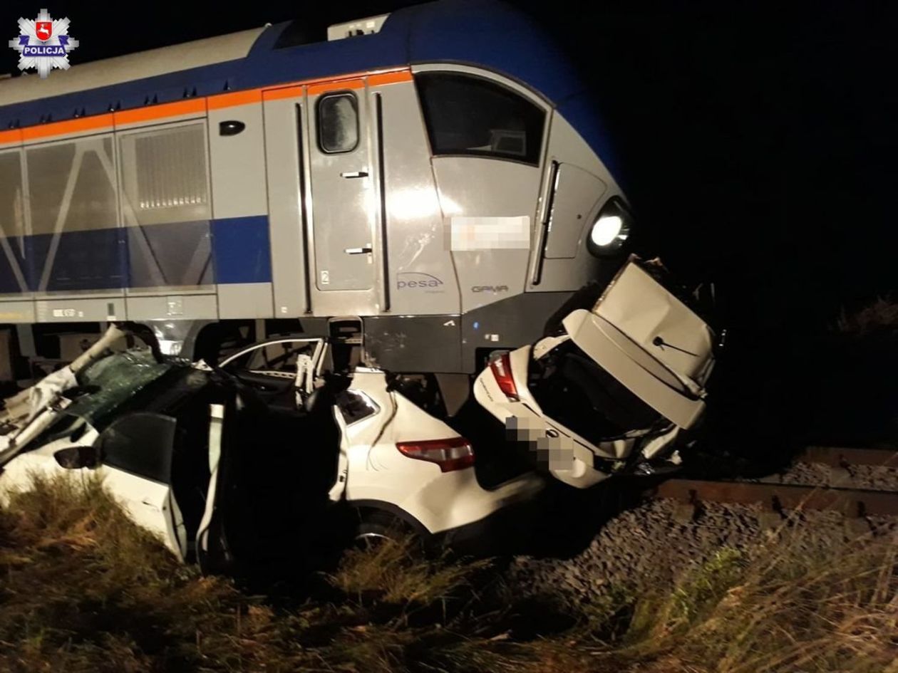  Tragiczny wypadek na przejeździe kolejowym w Jarosławcu (zdjęcie 1) - Autor: Policja