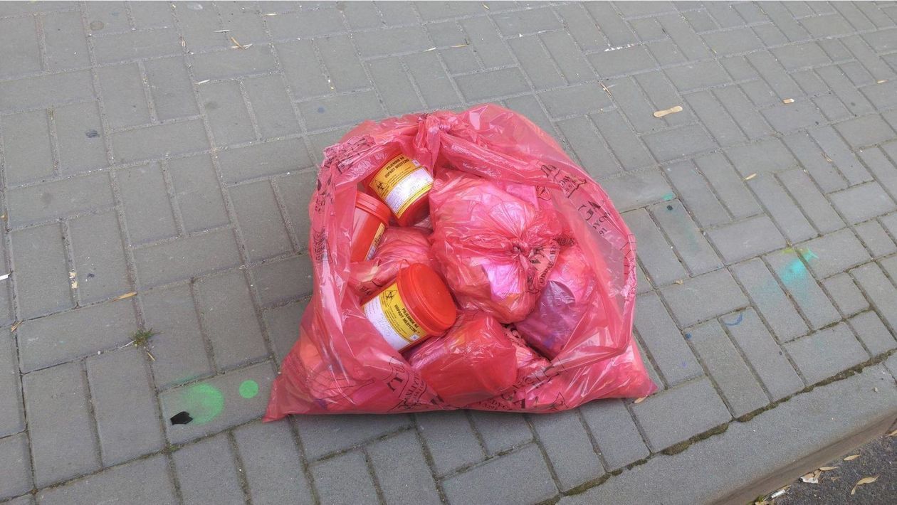  Odpady medyczne leżały na ulicy w Lublinie (zdjęcie 1) - Autor: Straż Miejska Lublin