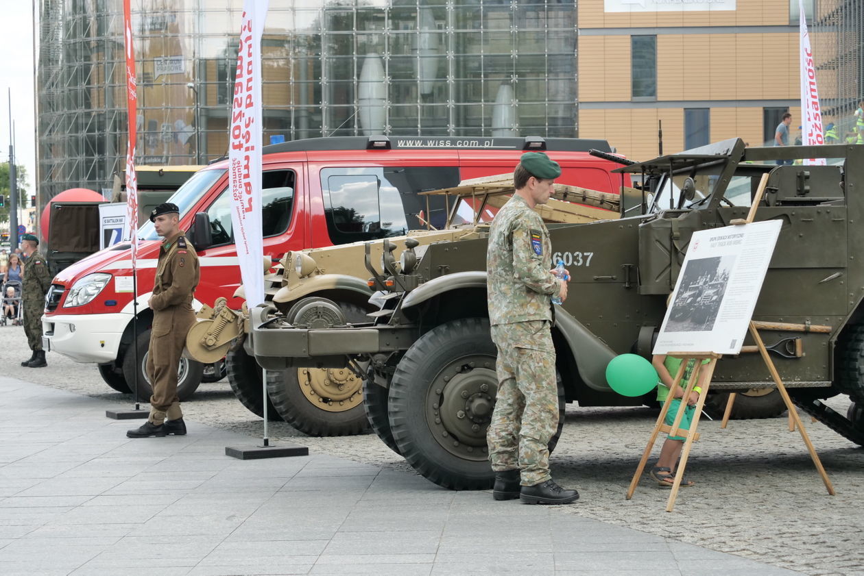  Piknik Wojskowy na placu Teatralnym w Lublinie (zdjęcie 1) - Autor: Krzysztof Mazur