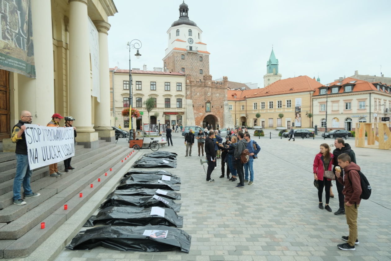  Akcja przed Ratuszem: Stop mordowaniu ludzi na ulicach Lublina (zdjęcie 1) - Autor: Maciej Kaczanowski