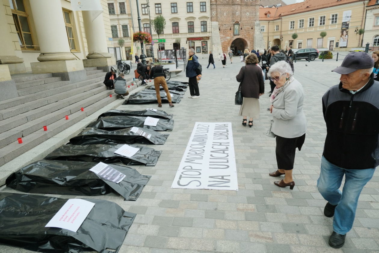  Akcja przed Ratuszem: Stop mordowaniu ludzi na ulicach Lublina (zdjęcie 1) - Autor: Maciej Kaczanowski