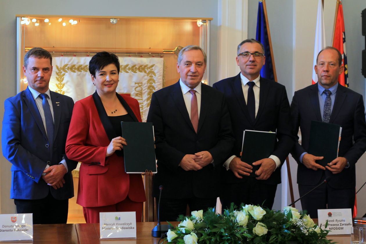  Umowa na remont puławskiego SP ZOZ podpisana (zdjęcie 1) - Autor: Radosław Szczęch