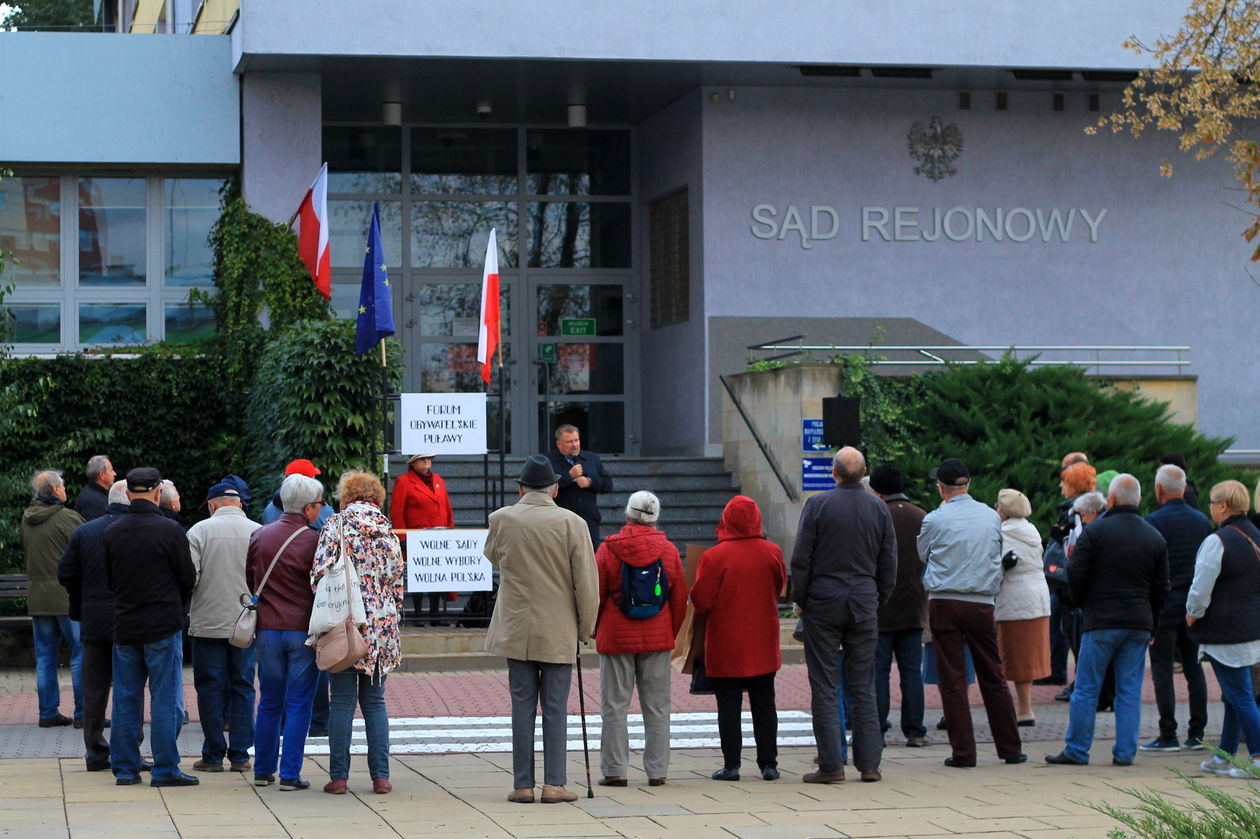  Protest przed puławskim sądem (zdjęcie 1) - Autor: Radosław Szczęch