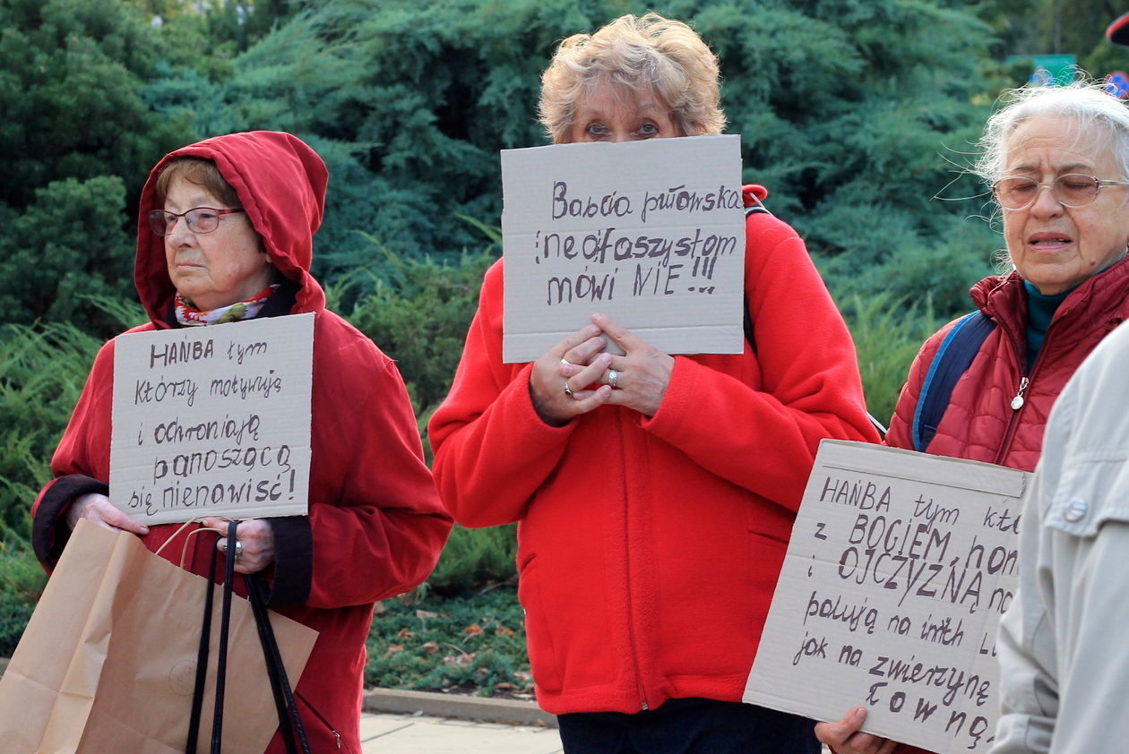  Protest przed puławskim sądem (zdjęcie 1) - Autor: Radosław Szczęch
