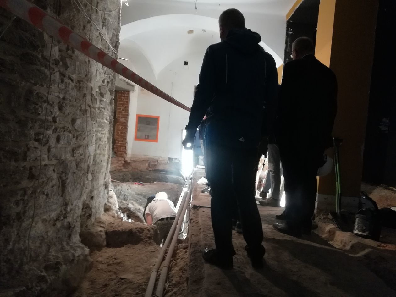  <p>Muzealnicy i archeolodzy pokazali dziennikarzom miejsca gdzie trwa remont i gdzie znaleźli ciekawe przedmioty</p>