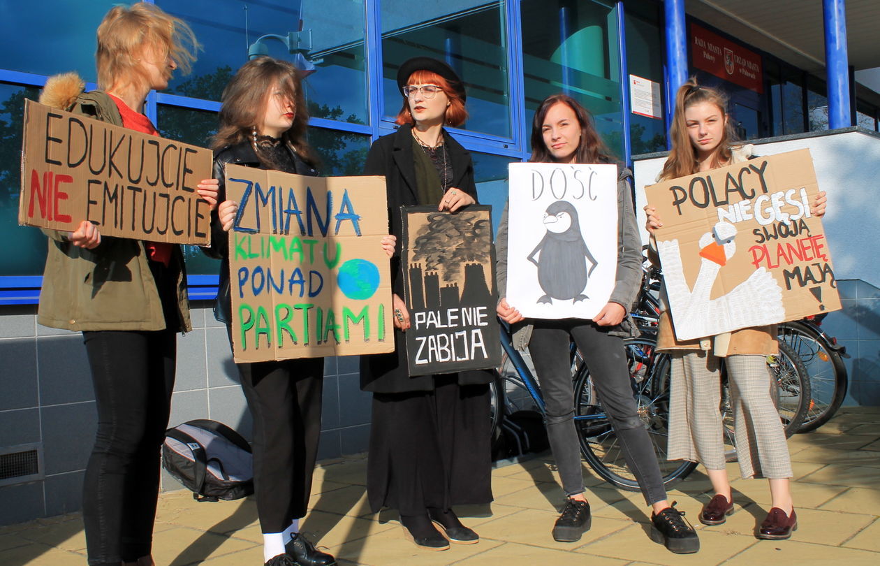  Strajk Klimatyczny w Puławach (zdjęcie 1) - Autor: Radosław Szczęch